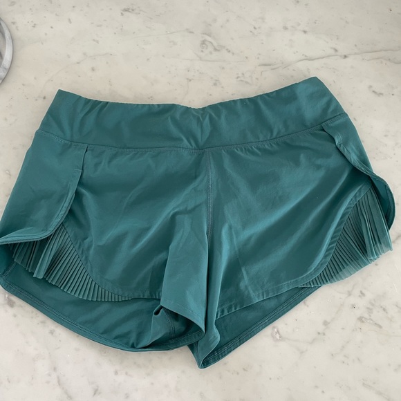 Lululemon play off the pleat shorts - Picture 7 of 9